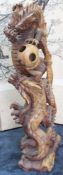 Holz Skulptur. 2 imperiale Drachen kämpfen um die flammende Perle, ohne diese zu erreichen. 103 cm