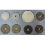 8 Münzen. Hauptsächlich China, eine Indien, alt. 8 coins. Mainly China, one Indian. Old.