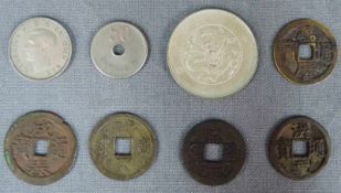 8 Münzen. Hauptsächlich China, eine Indien, alt. 8 coins. Mainly China, one Indian. Old.
