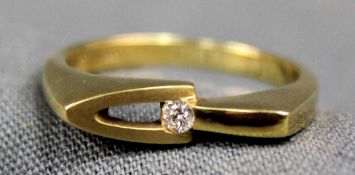 Ring Gelb- Gold 585. Mit Solitär Diamant, Altschliff circa 0,07 Karat. Der Stein im oberen Farb- und