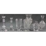 Baccarat France. 7 Glasobjekte. Teils Kristall. Teils mit Dekorschliff. Bis 22 cm hoch. Unter