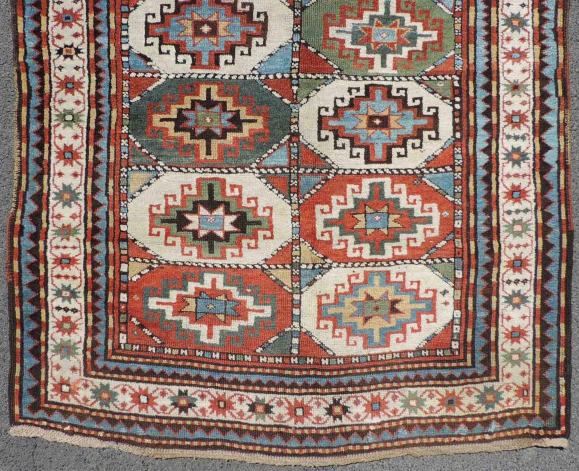 Karabagh Dorfteppich. Kaukasus. Antik, um 1880. 230 cm x 118 cm. Orientteppich. Handgeknüpft. - Bild 2 aus 5