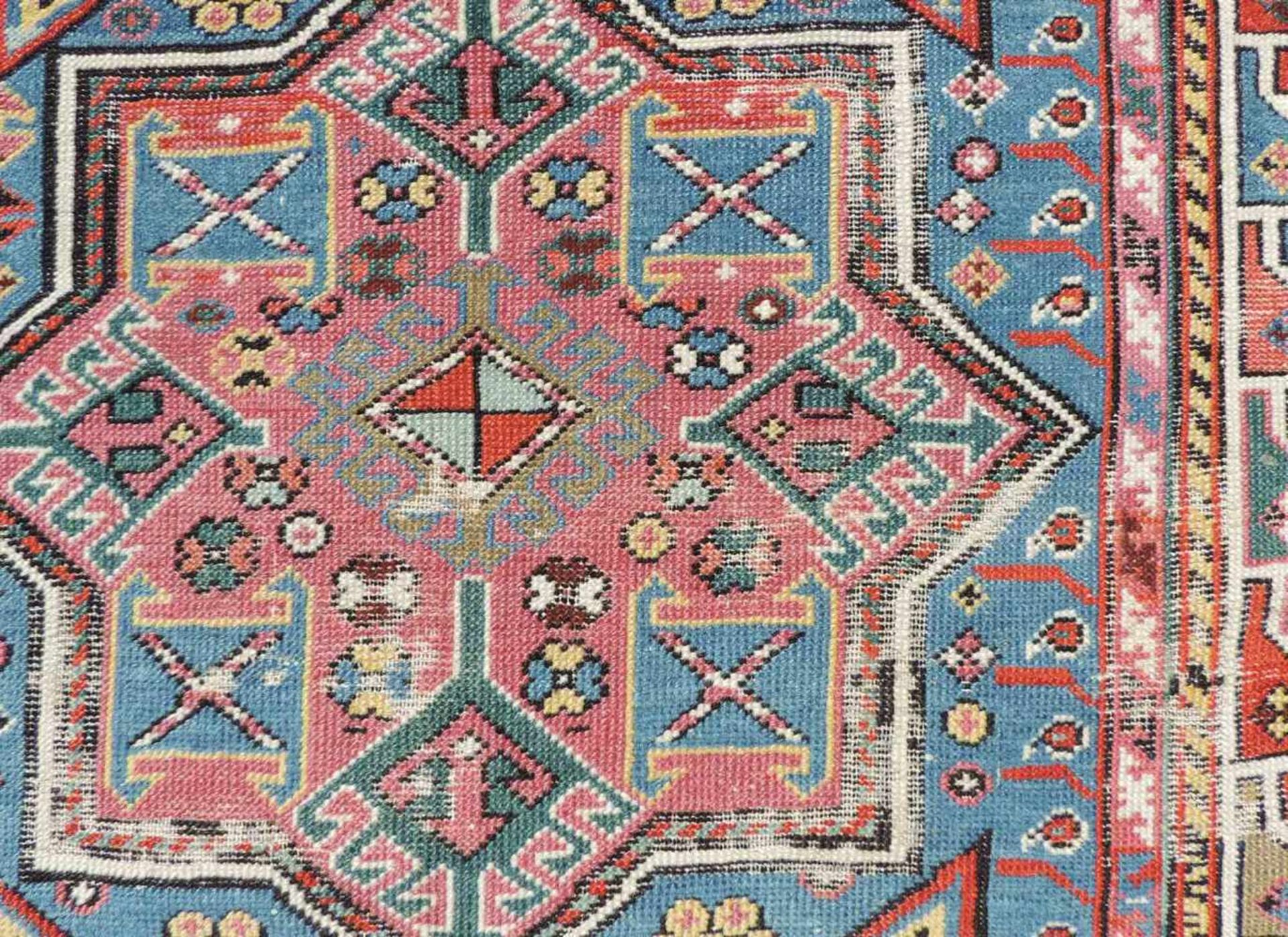 Schirwan Galerie Teppich. Kaukasus. Antik, um 1890. 270 cm x 96 cm. Orientteppich. Handgeknüpft. - Bild 8 aus 9
