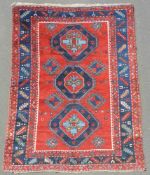 Kasak Dorfteppich. Kaukasus. Alt, um 1920. 255 cm x 173 cm. Handgeknüpft. Wolle auf Wolle. Kazak
