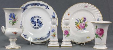 Meissen: 2 x Vasen, 2 x Kerzenleuchter, 1 x Platte. Dazu Platte Nymphenburg. Bis 24,5 cm