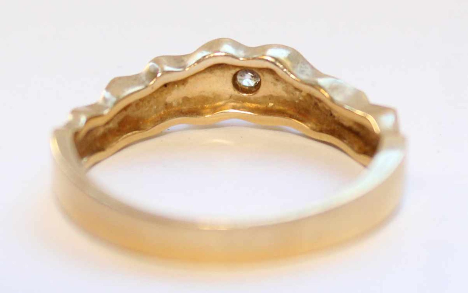 Ring, Gelb- Gold 585. Mit einem Solitär Diamant Brillant circa 0,08 ct. 3,7 Gramm gesamt. Der - Bild 2 aus 3