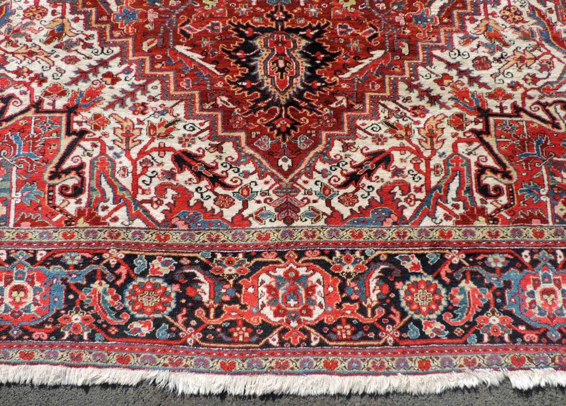 Heris Perserteppich. Iran, alt 1. Hälfte 20. Jahrhundert. 413 cm x 319 cm. Handgeknüpft. Wolle auf - Bild 6 aus 12