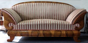 Biedermeier Sofa. Nussbaumfurnier. Deutsch um 1820. 105 cm x 212 cm x 75 cm. Biedermeier sofa.