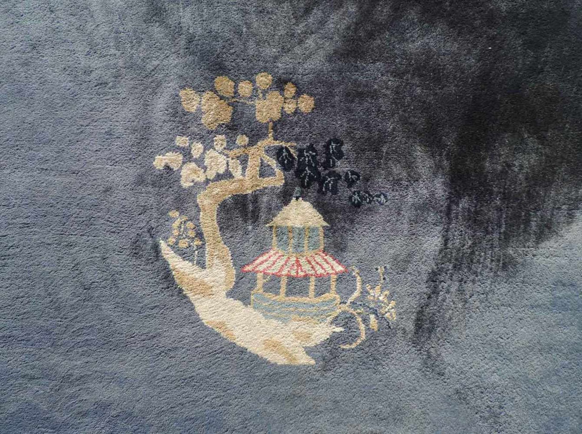 Peking Teppich. China. Antik. Um 1920 361 cm x 267 cm. Handgeknüpft. Mancesterwolle auf Baumwolle. - Bild 4 aus 8