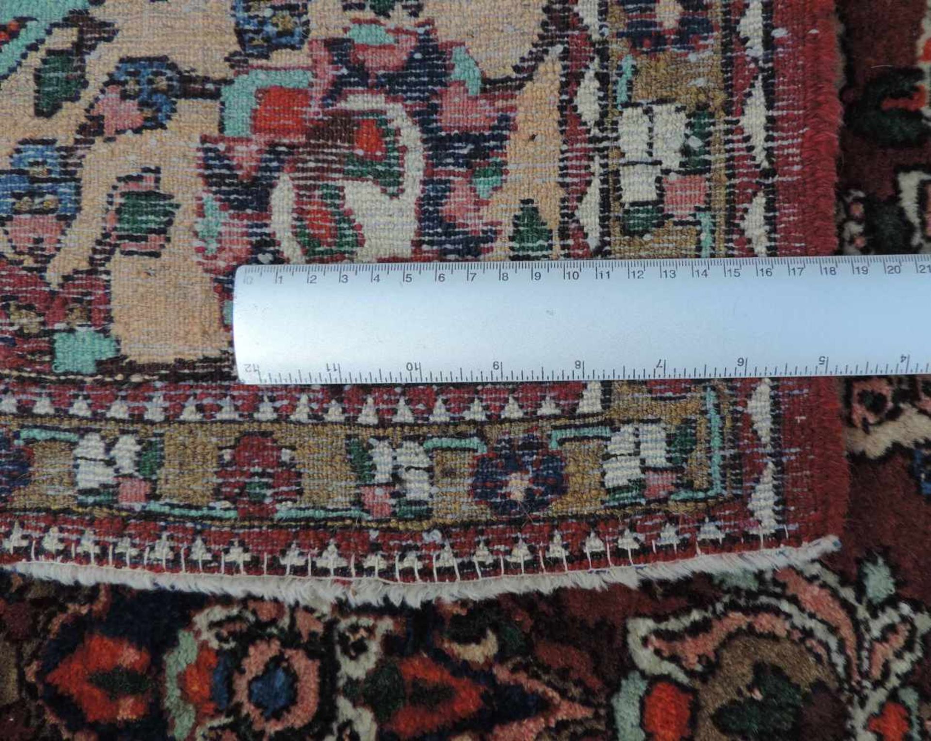 Isfahan Perserteppich. Iran, alt um 1930. Feine Knüpfung. 205 cm x 142 cm. Handgeknüpft. Wolle auf - Bild 3 aus 11