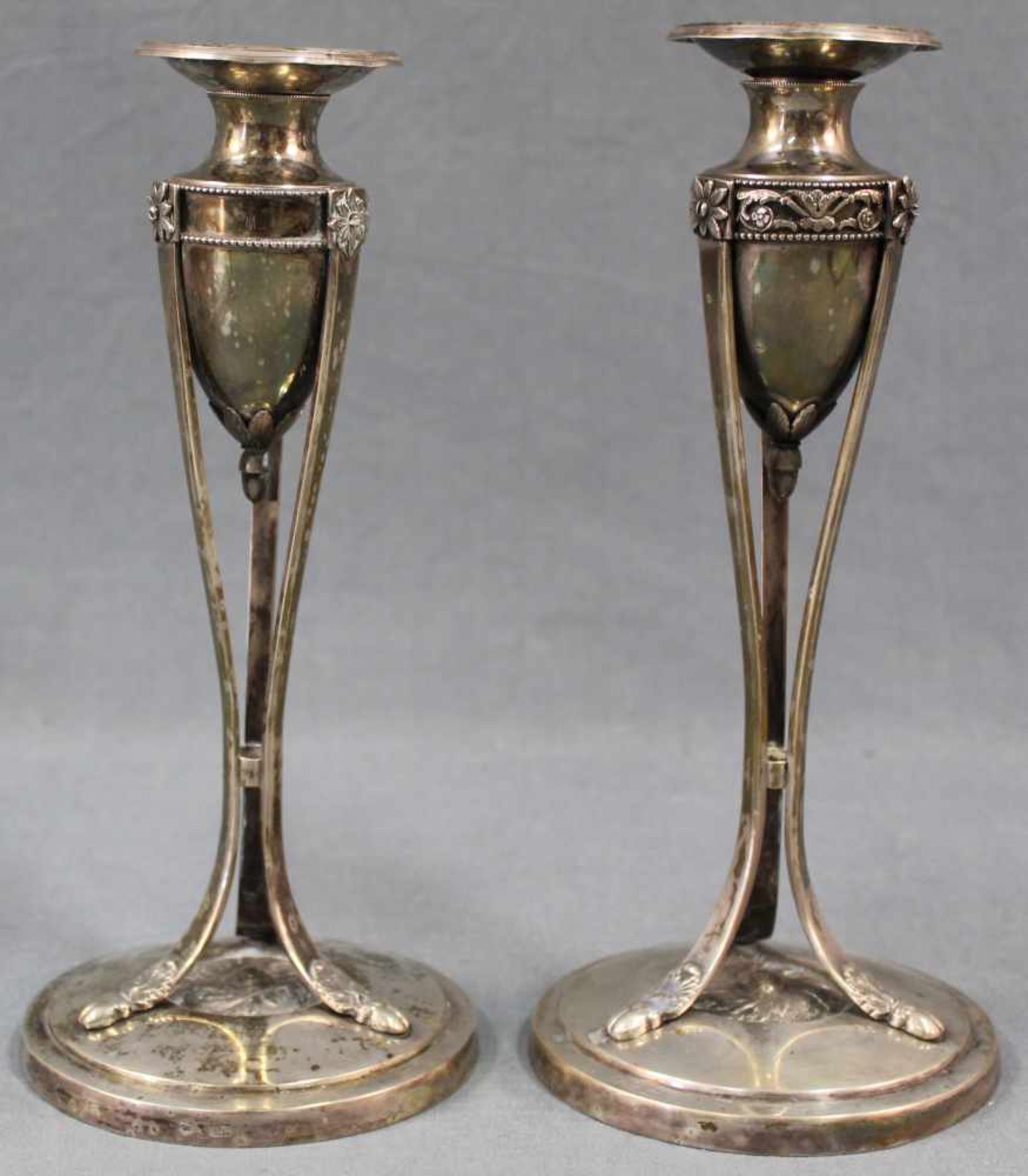 Ein Paar Silberleuchter, Empire, 19. Jahrhundert. 26 cm hoch. Mehrfach gepunzt. 906 Gramm. A pair