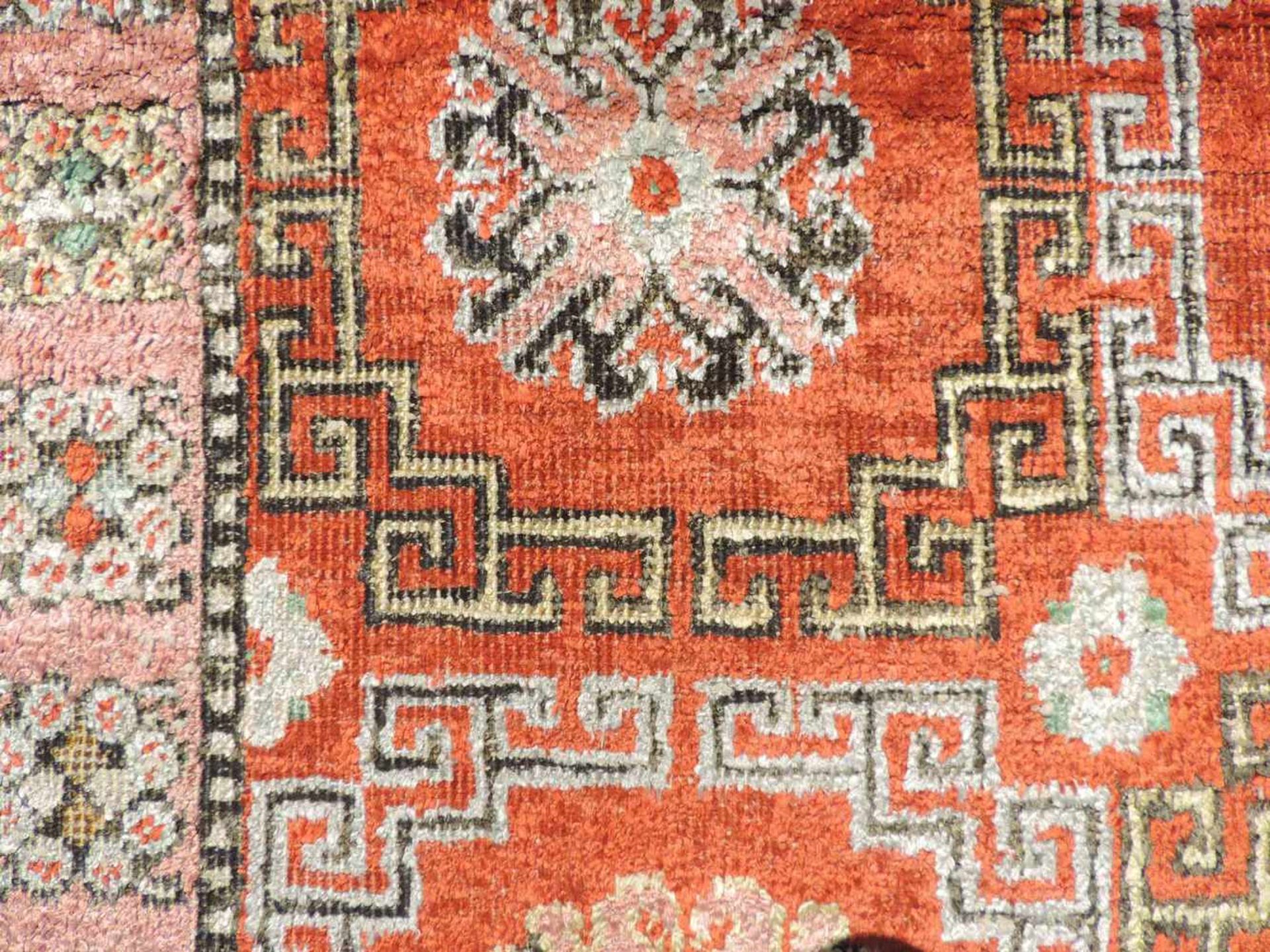 Khotan Seidenteppich. Zentralasien. Ost - China. Antik, um 1900. 209 cm x 124 cm. Orientteppich. - Bild 5 aus 6