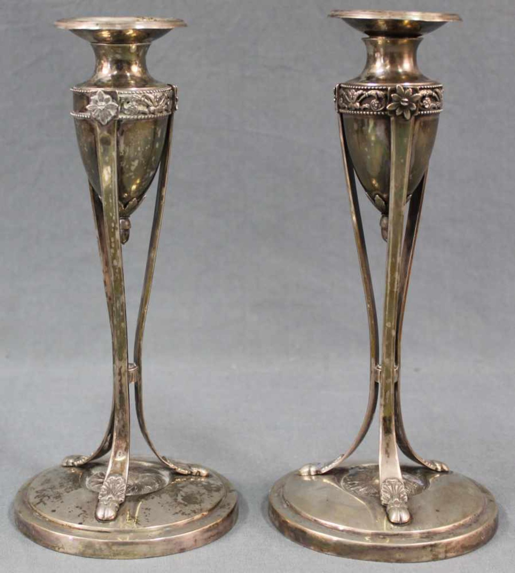 Ein Paar Silberleuchter, Empire, 19. Jahrhundert. 26 cm hoch. Mehrfach gepunzt. 906 Gramm. A pair - Bild 3 aus 10