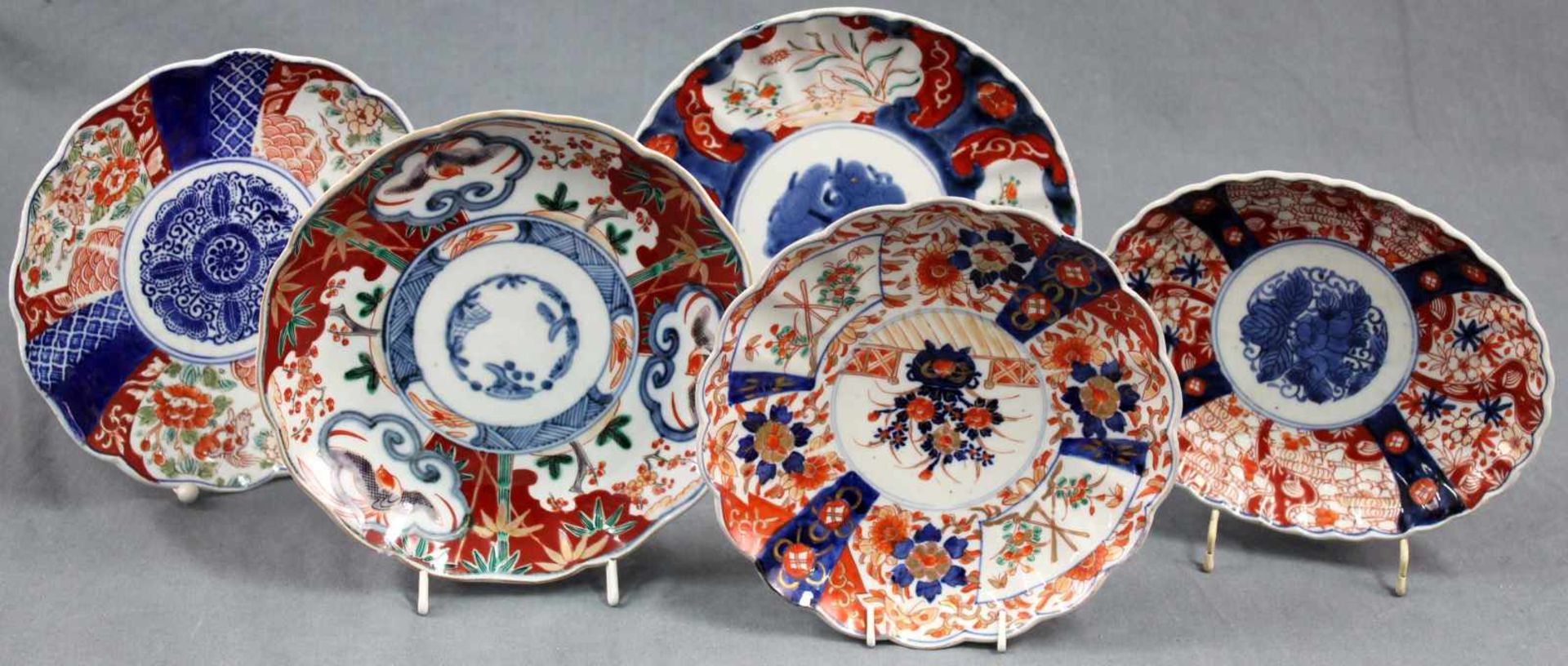 4 Teller und 1 Schale. Porzellan. Wohl China, alt, XVIII - XIX. Bis 22 cm. 4 plates and 1 bowl.