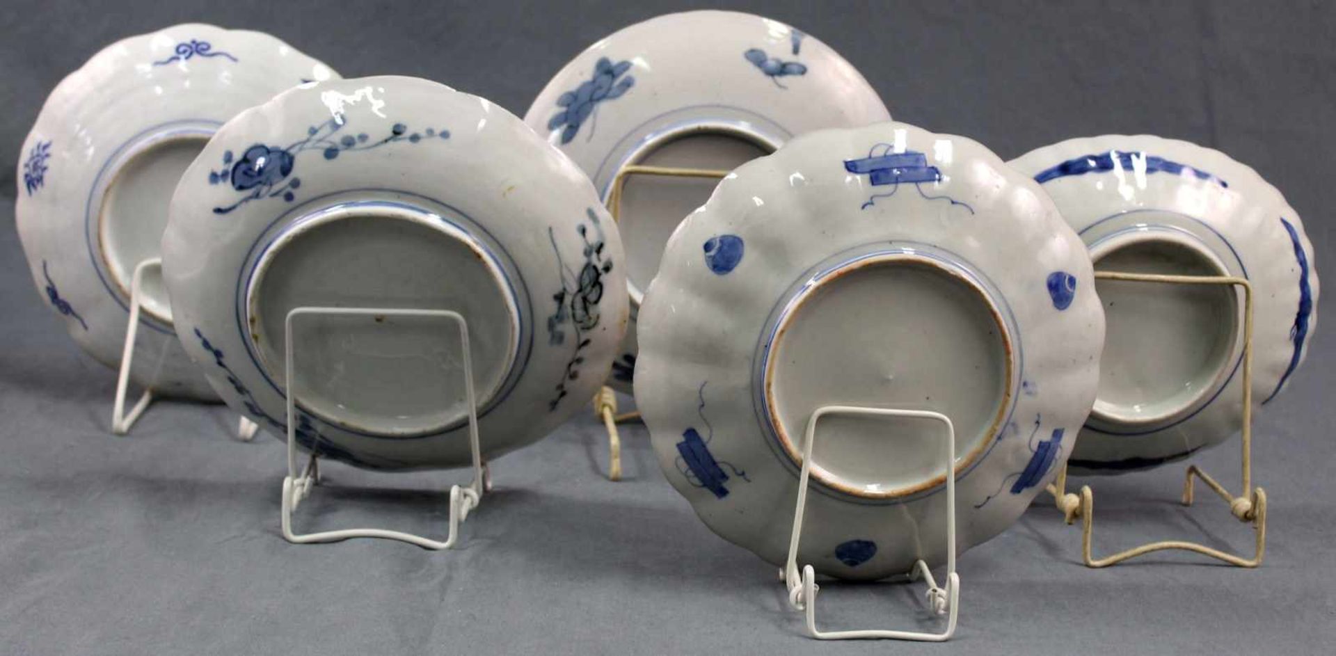 4 Teller und 1 Schale. Porzellan. Wohl China, alt, XVIII - XIX. Bis 22 cm. 4 plates and 1 bowl. - Bild 3 aus 5