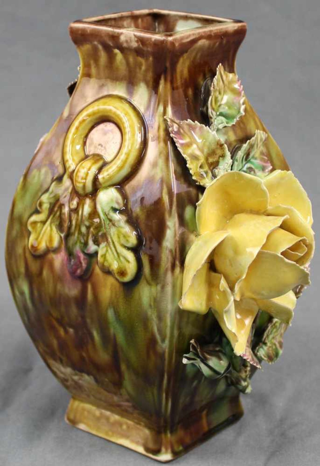 Steingutvase mit modelliertem Rosendekor. Orginal Jugendstil und aus der Zeit. 21 cm hoch. Stoneware