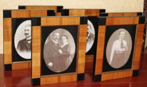 6 Bilderrahmen Holz. Wohl Buche, die Ecken ebonisiert. 26 cm x 21 cm. 6 picture frames made of wood.