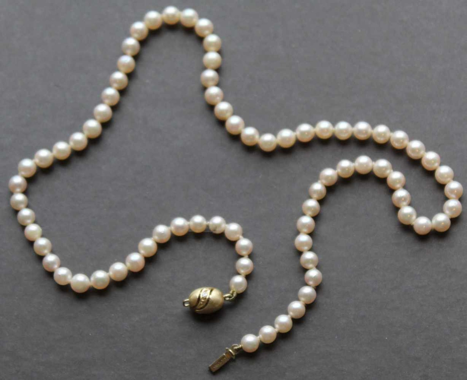 Perlenkette 4 mm, geknotet, Goldschließe 14 Karat mit Diamanten. 41 cm Gesamtlänge. 13 Gramm. - Bild 3 aus 5