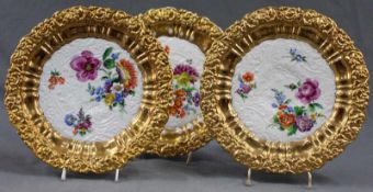 Drei Meissen Prunkteller. 25,5 cm. Porzellan. Three Meissen plates. 25.5 cm. Porcelain.