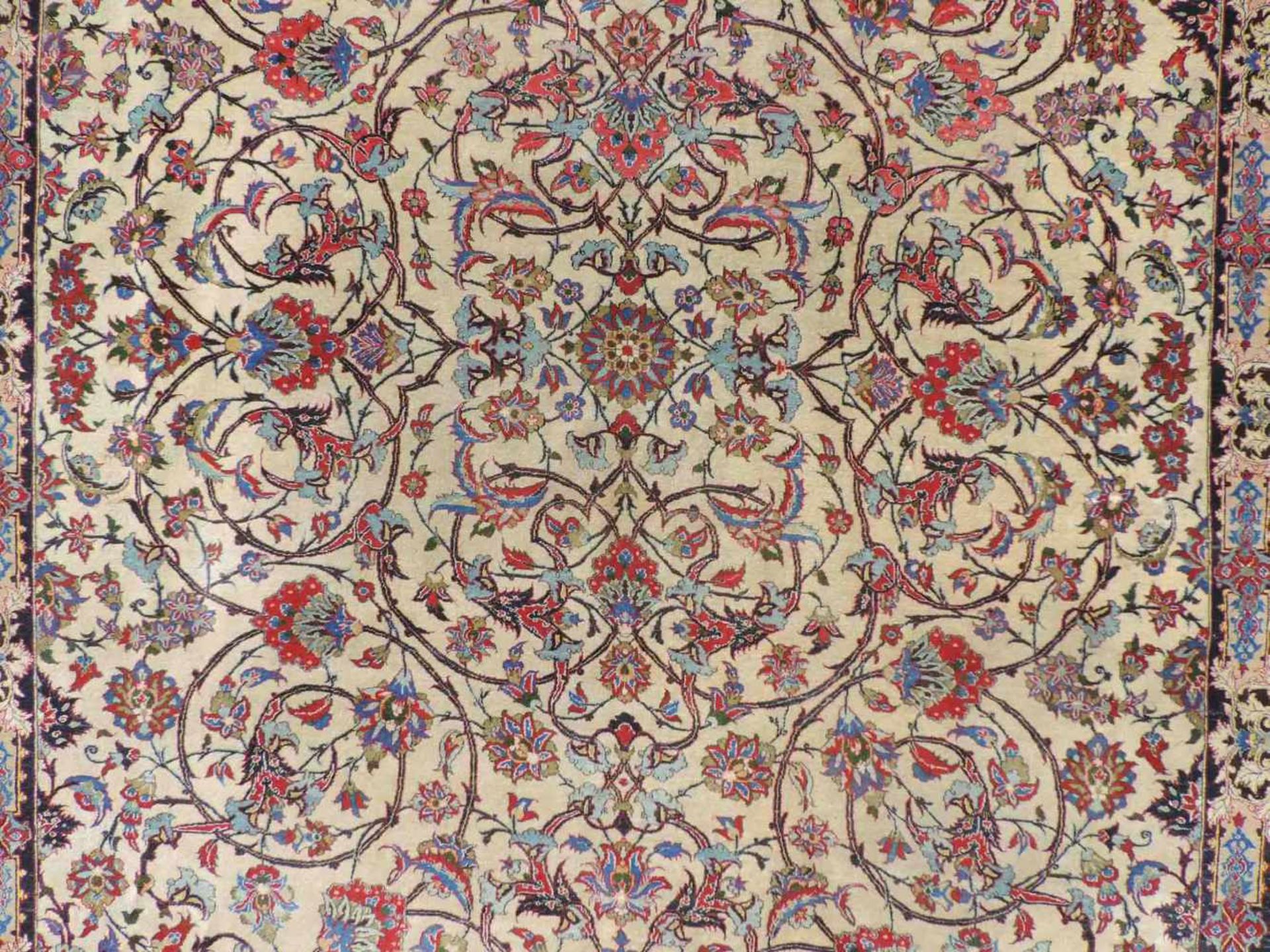 Isfahan Perserteppich. Iran. Mitte 20. Jahrhundert. Sehr feine Knüpfung. 362 cm x 260 cm. - Bild 6 aus 10