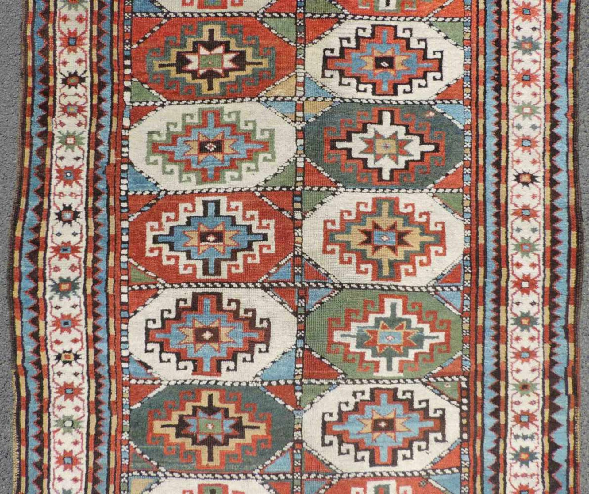 Karabagh Dorfteppich. Kaukasus. Antik, um 1880. 230 cm x 118 cm. Orientteppich. Handgeknüpft. - Bild 3 aus 5