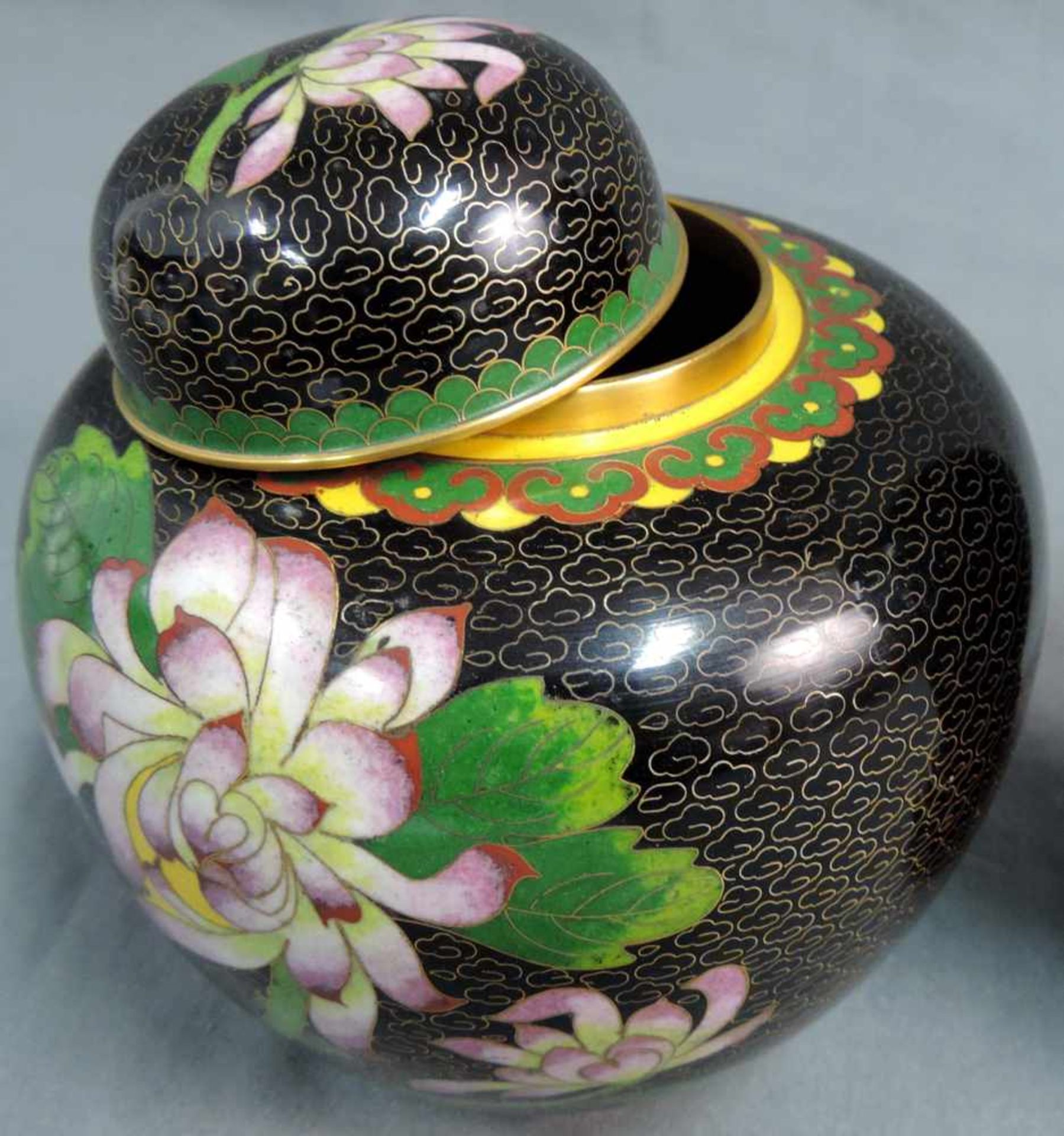 2 Cloisonne Vasen. Wohl China alt. Bis 18 cm hoch, ohne Holzsockel gemessen. 2 cloisonne vases. - Bild 4 aus 8