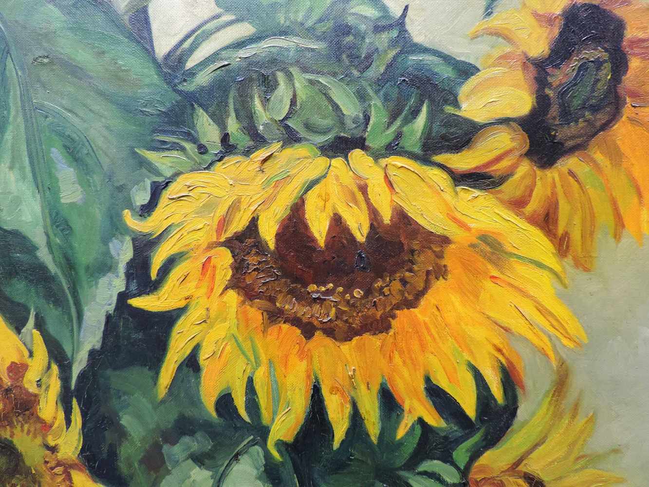 Martha WÖLCKE (? - 1944). Sonnenblumen in einem Steinguttopf auf blauem Tuch. 100 cm x 88 cm. - Image 4 of 8