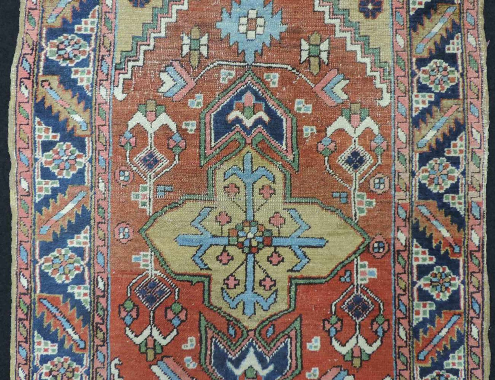 Heris Perserteppich. Iran, antik um 1900. 170 cm x 98 cm. Orientteppich. Handgeknüpft. Wolle auf - Bild 3 aus 7