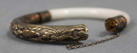 Armreif. China Qing, 19. Jahrhundert. Jade weiß mit Silbermontierung vergoldet. Dekor