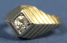 Solitärring. Diamant circa 0,75 Karat. Gold 585. Der Stein Altschliff im oberen Farb- und