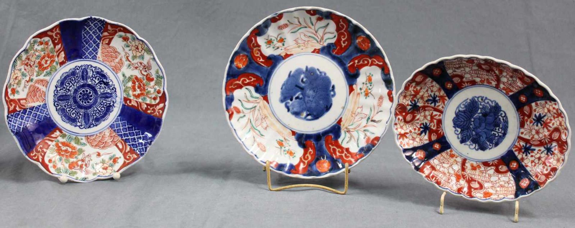 4 Teller und 1 Schale. Porzellan. Wohl China, alt, XVIII - XIX. Bis 22 cm. 4 plates and 1 bowl. - Bild 2 aus 5