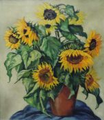 Martha WÖLCKE (? - 1944). Sonnenblumen in einem Steinguttopf auf blauem Tuch. 100 cm x 88 cm.
