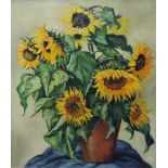 Martha WÖLCKE (? - 1944). Sonnenblumen in einem Steinguttopf auf blauem Tuch. 100 cm x 88 cm.