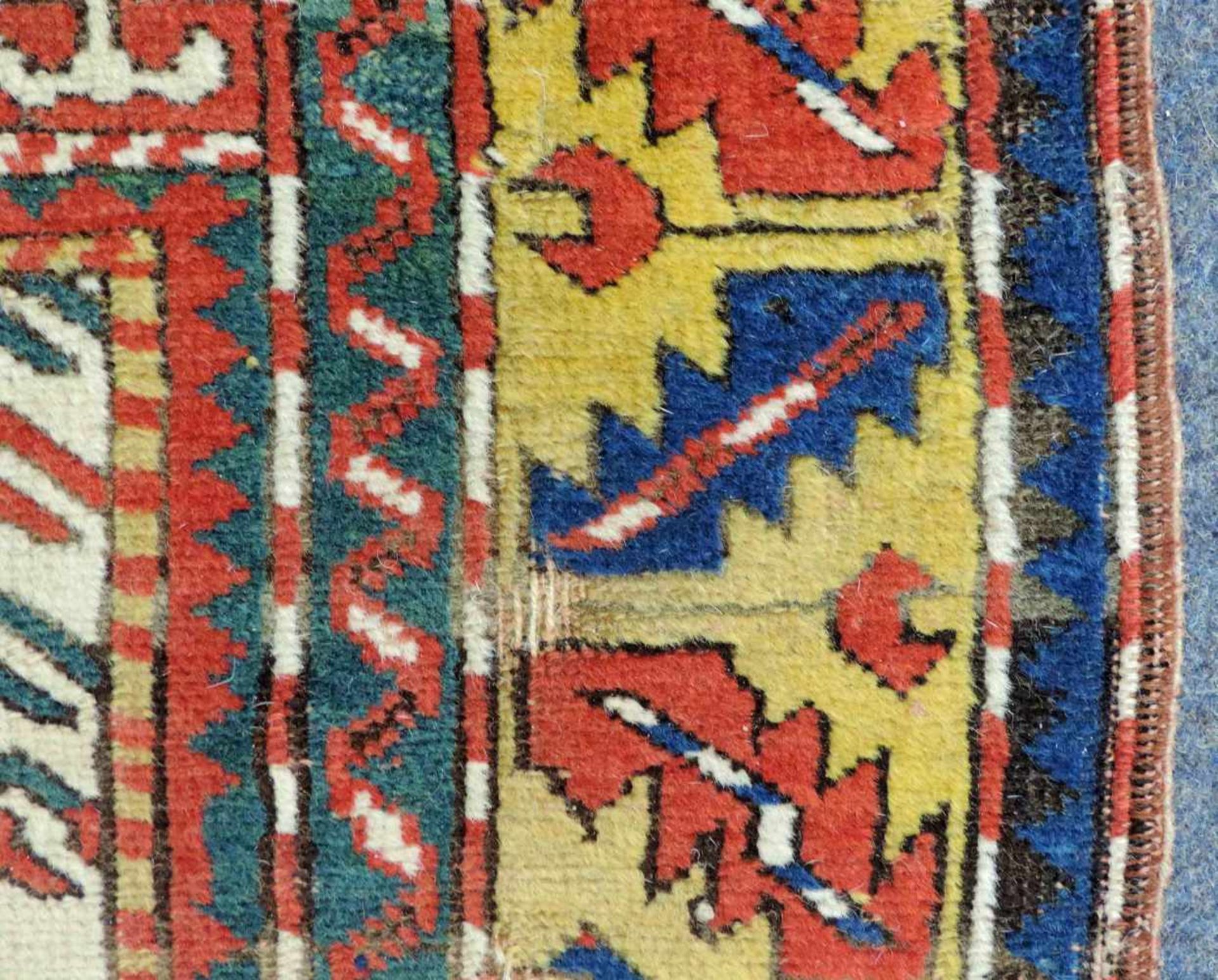 Kasak Dorfteppich. Kaukasus. Antik, Mitte 19. Jahrhundert. 224 cm x 145 cm. Orientteppich. - Bild 10 aus 11