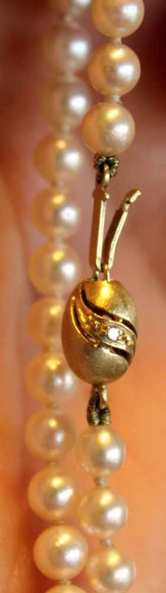 Perlenkette 4 mm, geknotet, Goldschließe 14 Karat mit Diamanten. 41 cm Gesamtlänge. 13 Gramm. - Bild 5 aus 5