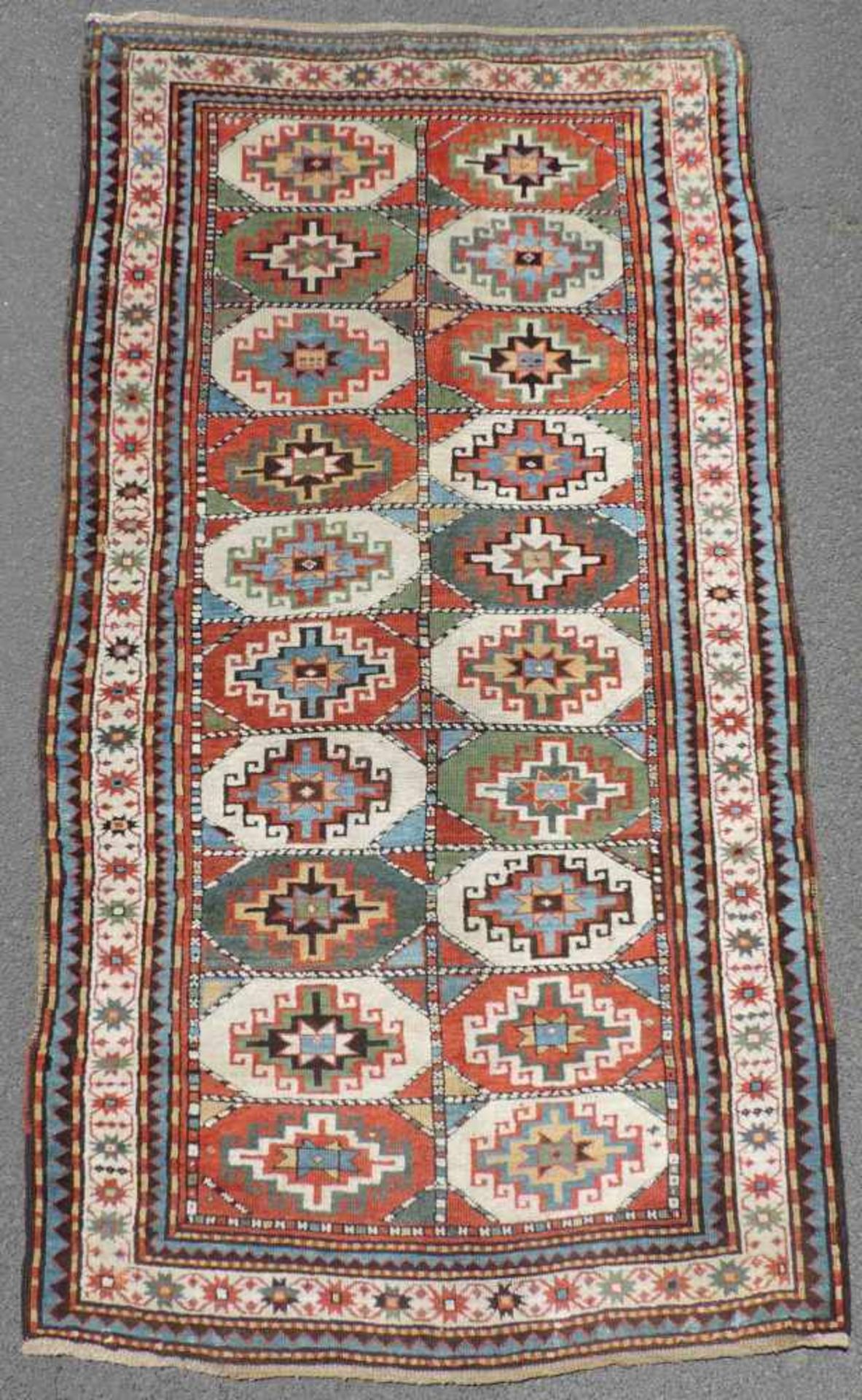Karabagh Dorfteppich. Kaukasus. Antik, um 1880. 230 cm x 118 cm. Orientteppich. Handgeknüpft.