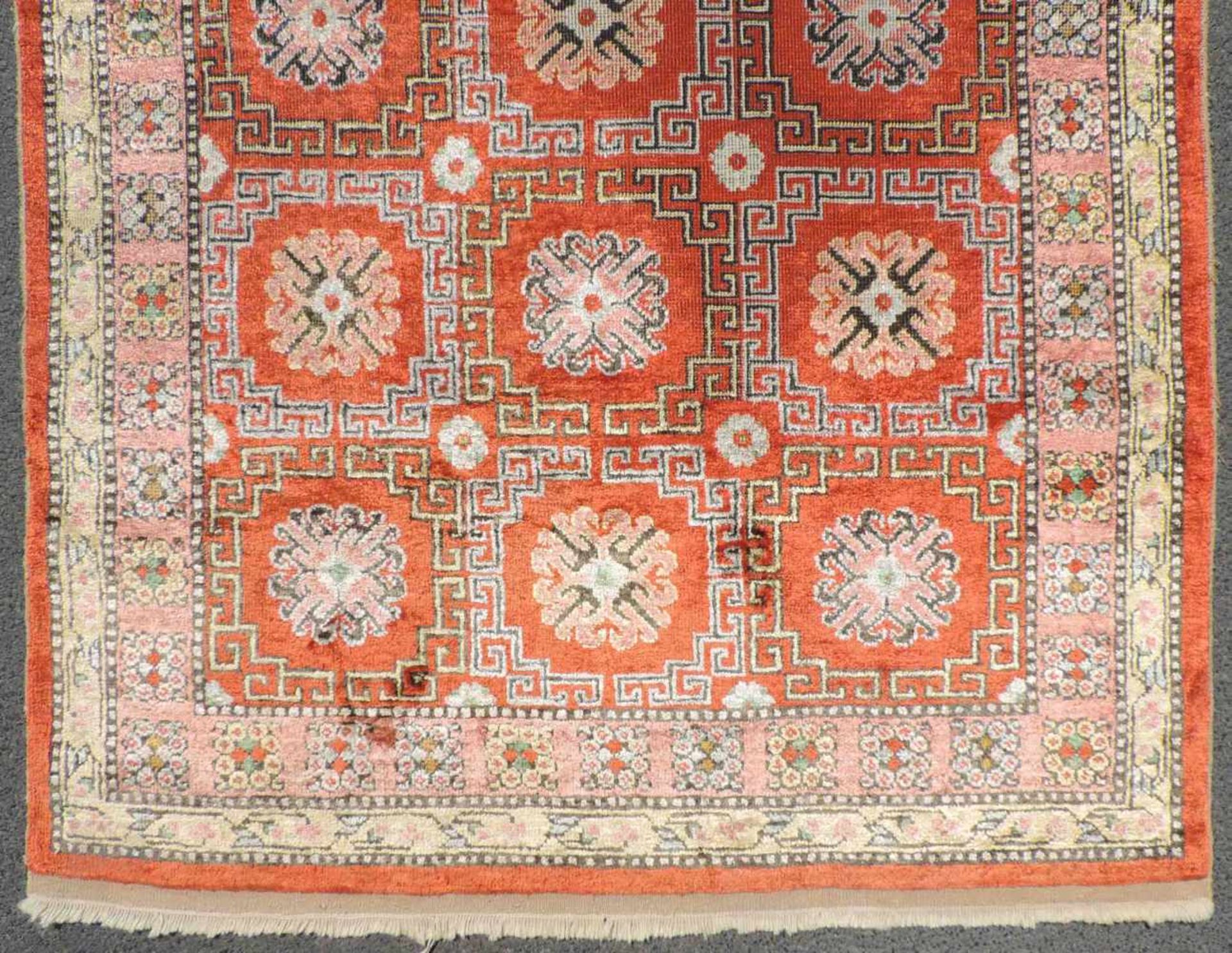 Khotan Seidenteppich. Zentralasien. Ost - China. Antik, um 1900. 209 cm x 124 cm. Orientteppich. - Bild 2 aus 6