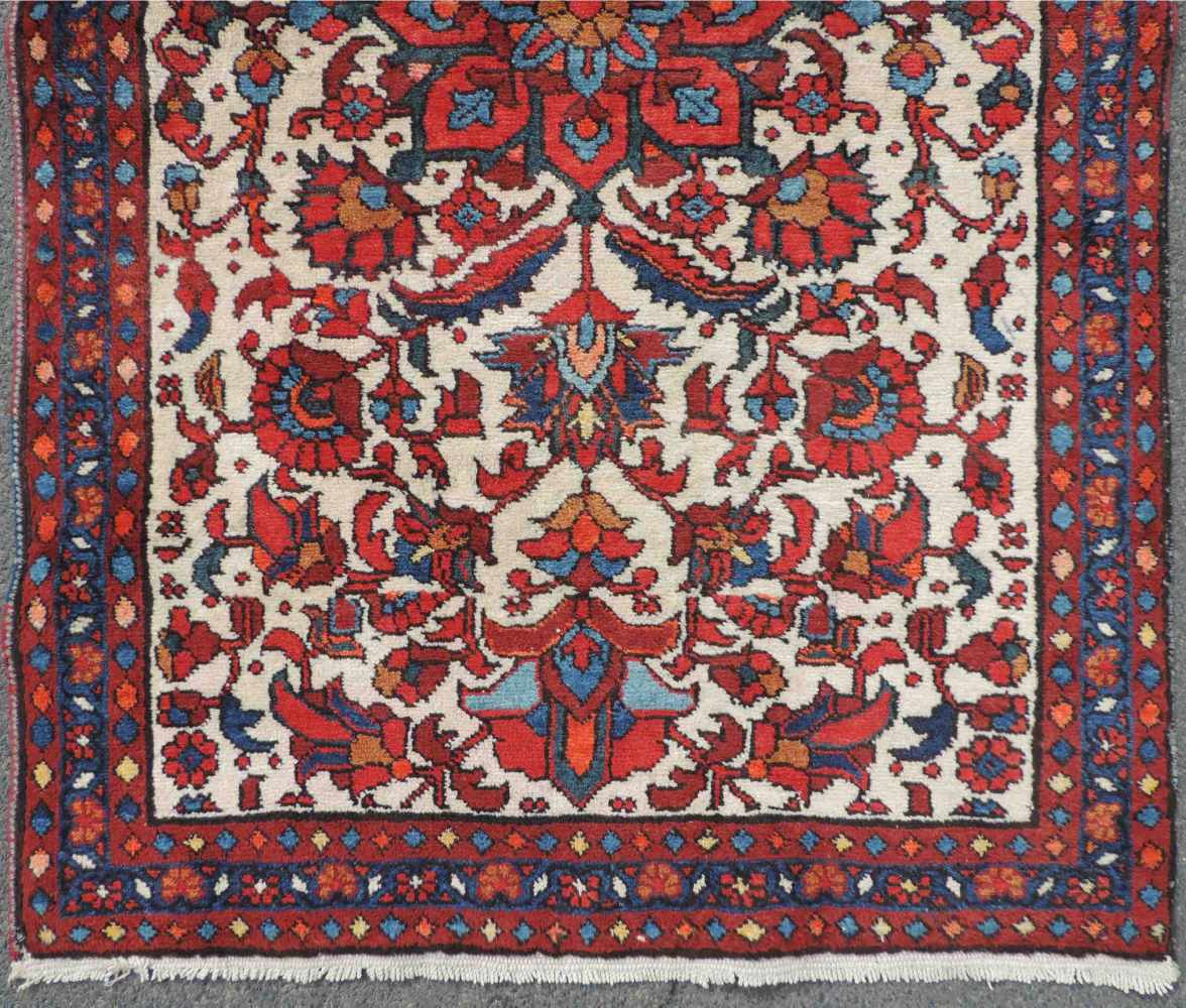 Bachtiar "Bibibaff" Perserteppich Galerie. Iran. 337 cm x 103 cm. Handgeknüpft. Wolle auf Baumwolle. - Image 2 of 9