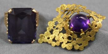 Ring und Brosche je mit lila Stein, Gelb- Gold 585. 23 Gramm gesamt. 60er Ringgröße. Ring and brooch