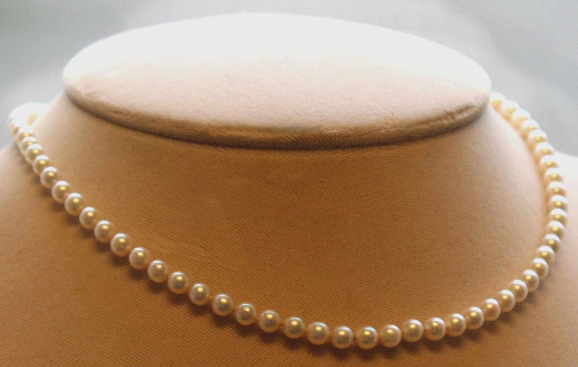 Perlenkette 4 mm, geknotet, Goldschließe 14 Karat mit Diamanten. 41 cm Gesamtlänge. 13 Gramm.