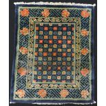 Baotou Sitzplatzteppich. China. Antik, um 1900. Wohl Naturfarben. 78 cm x 64 cm. Handgeknüpft. Wolle