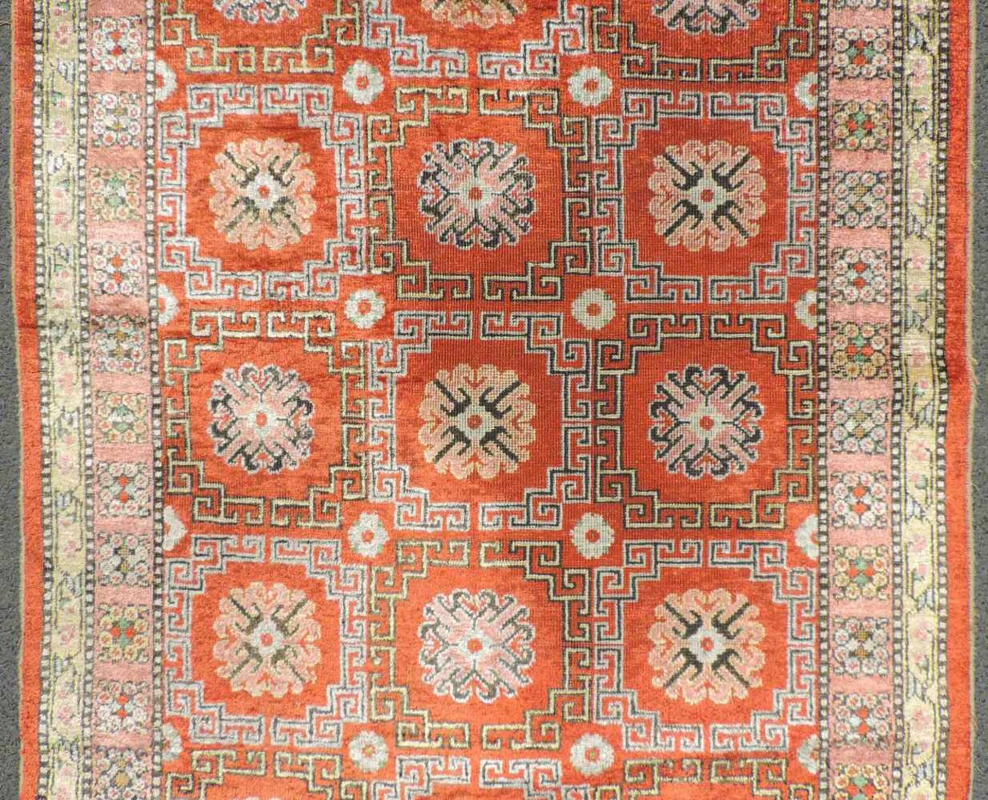 Khotan Seidenteppich. Zentralasien. Ost - China. Antik, um 1900. 209 cm x 124 cm. Orientteppich. - Bild 3 aus 6