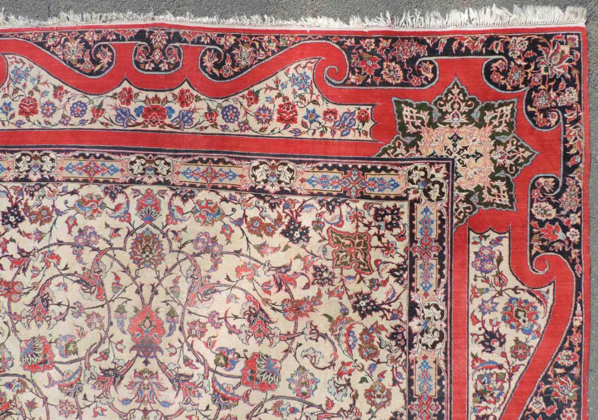 Isfahan Perserteppich. Iran. Mitte 20. Jahrhundert. Sehr feine Knüpfung. 362 cm x 260 cm. - Bild 9 aus 10