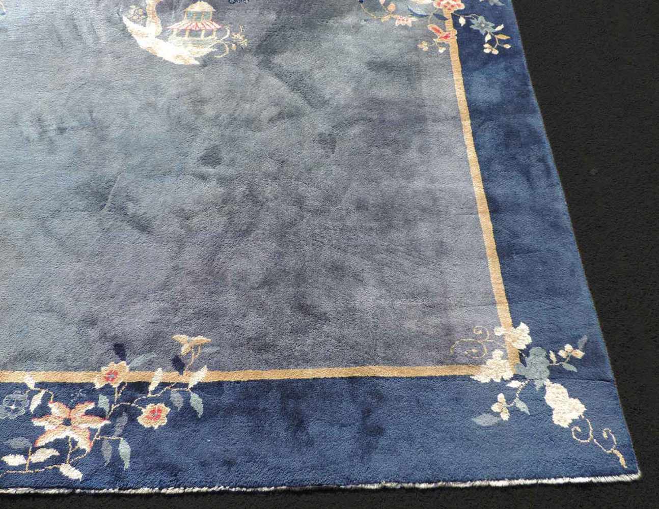 Peking Teppich. China. Antik. Um 1920 361 cm x 267 cm. Handgeknüpft. Mancesterwolle auf Baumwolle. - Image 3 of 8