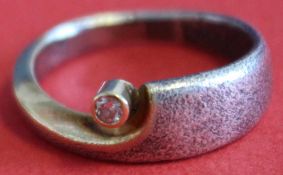 Ring. 14 Karat Gold und Sterlingsilber. Brillant / Diamant circa 0,04 Carat. 3,8 Gramm