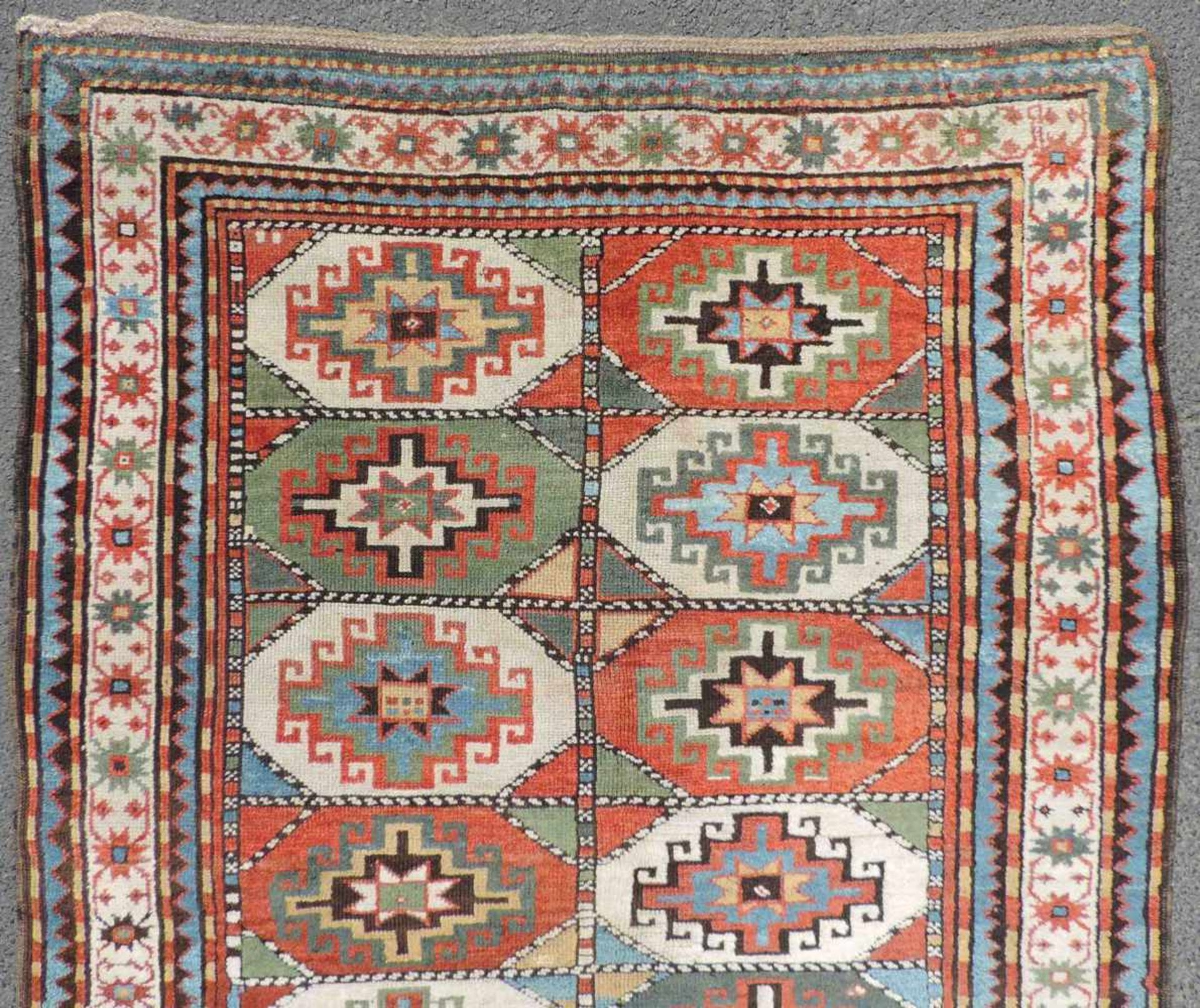 Karabagh Dorfteppich. Kaukasus. Antik, um 1880. 230 cm x 118 cm. Orientteppich. Handgeknüpft. - Bild 4 aus 5