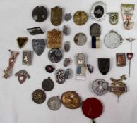 Konvolut Abzeichen, auch Winterhilfswerk. 37 Teile gesamt. Mixed lot of badges, mostly