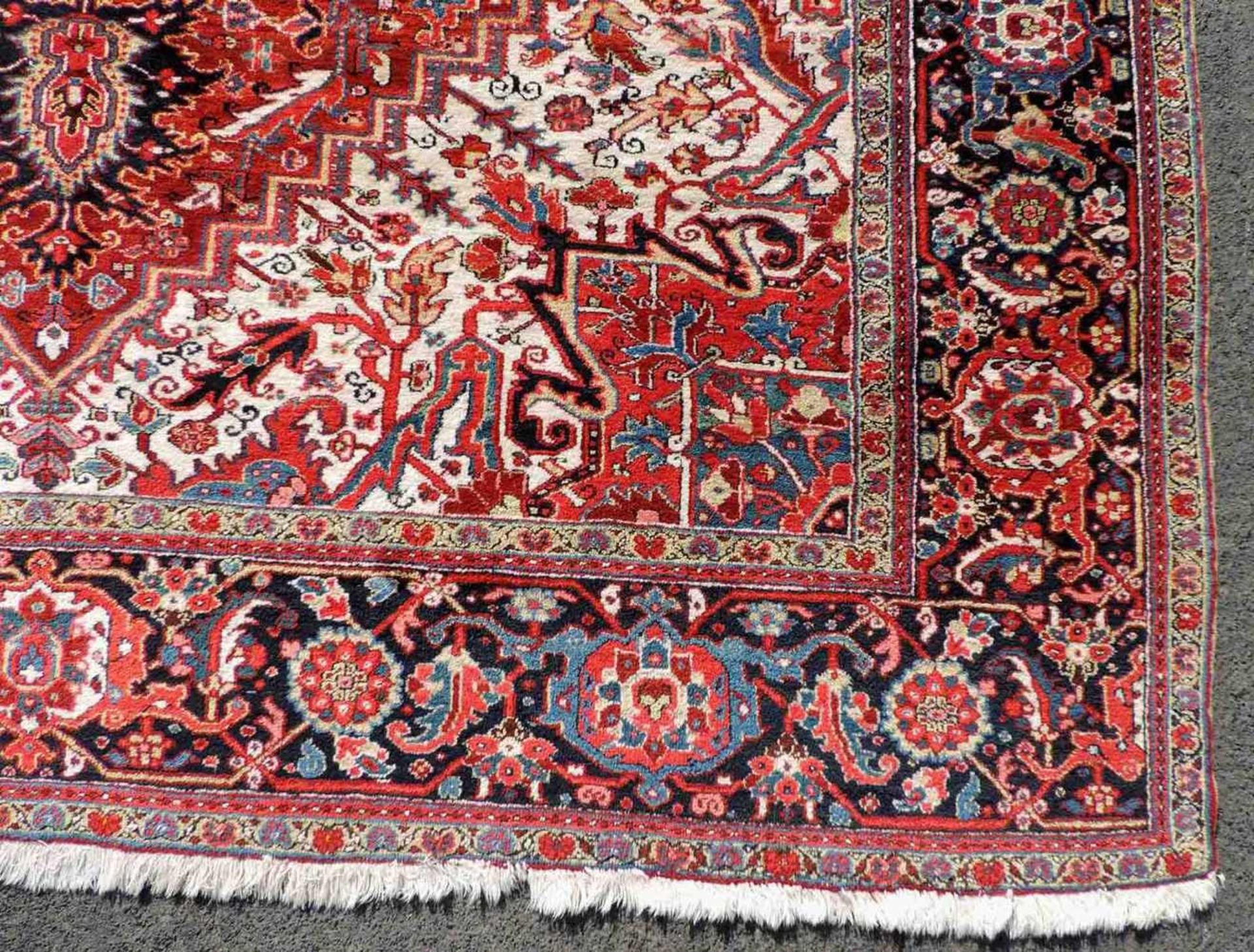 Heris Perserteppich. Iran, alt 1. Hälfte 20. Jahrhundert. 413 cm x 319 cm. Handgeknüpft. Wolle auf - Bild 7 aus 12