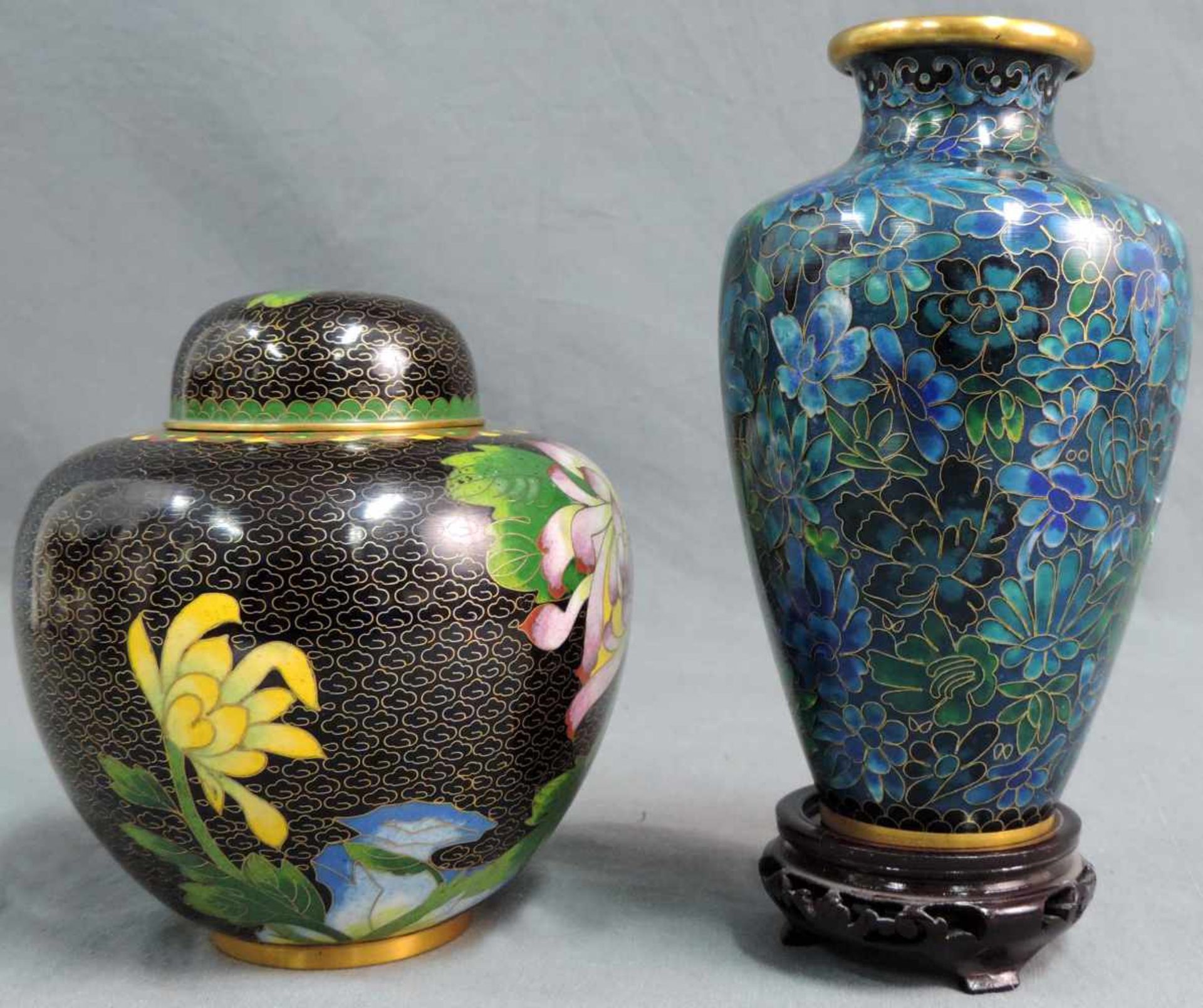 2 Cloisonne Vasen. Wohl China alt. Bis 18 cm hoch, ohne Holzsockel gemessen. 2 cloisonne vases. - Bild 3 aus 8