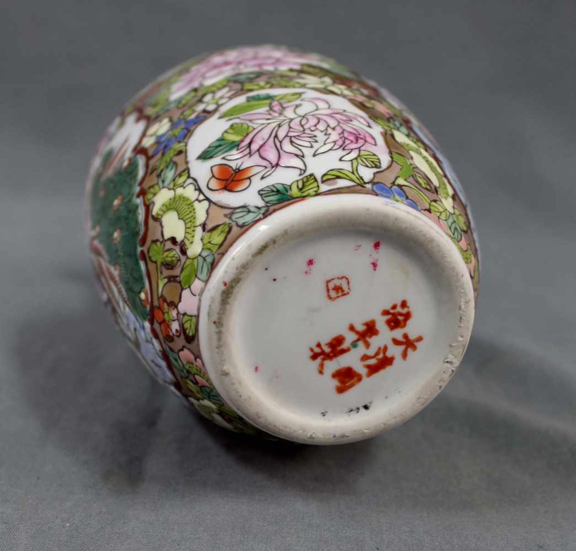 Vase Porzellan. Wohl China Republik, 1 Hälfte 20. Jahrhundert. 26,5 cm hoch. Pfauen Paar, - Bild 4 aus 5